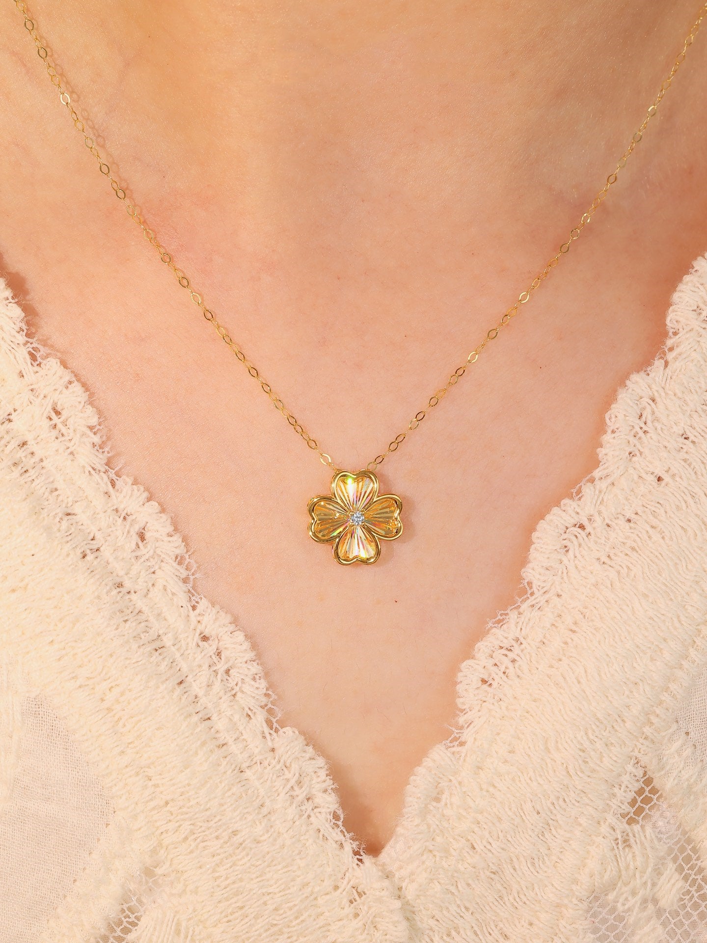 18k Gold Clover Necklace with Diamond
