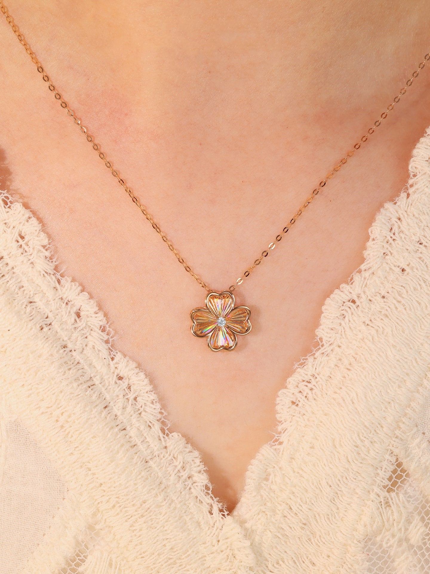 18k Gold Clover Necklace with Diamond