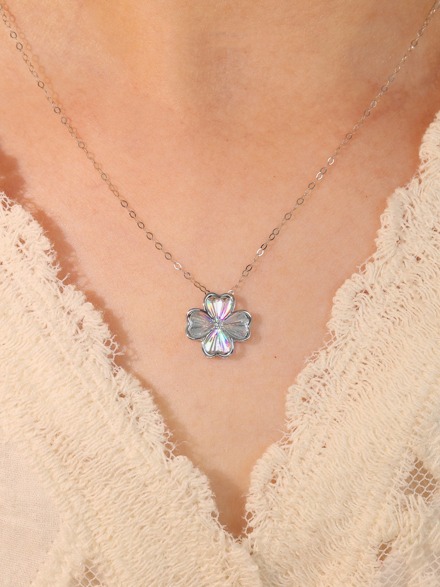 18k Gold Clover Necklace with Diamond