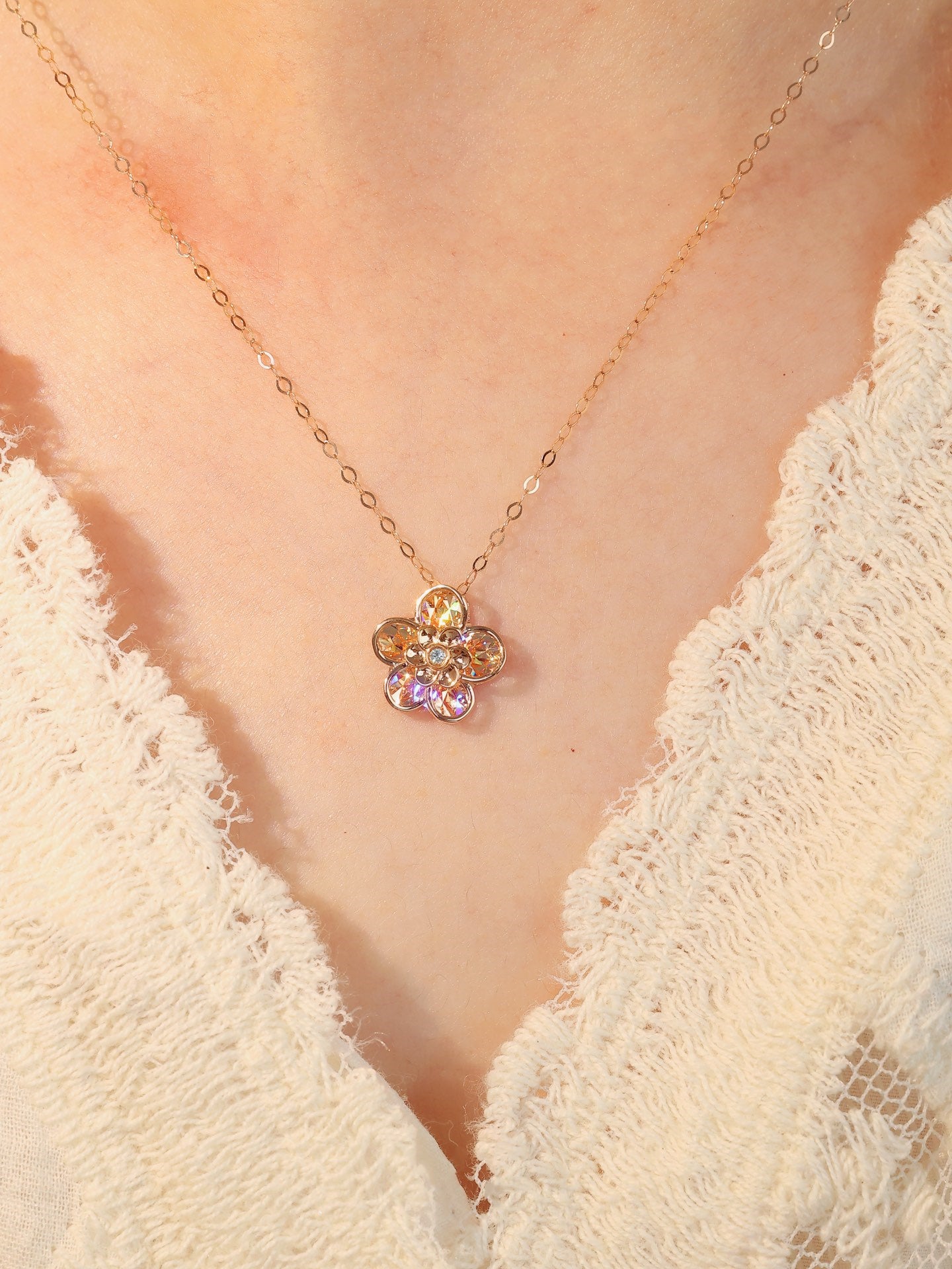 18k Gold Flower Necklace with Diamond