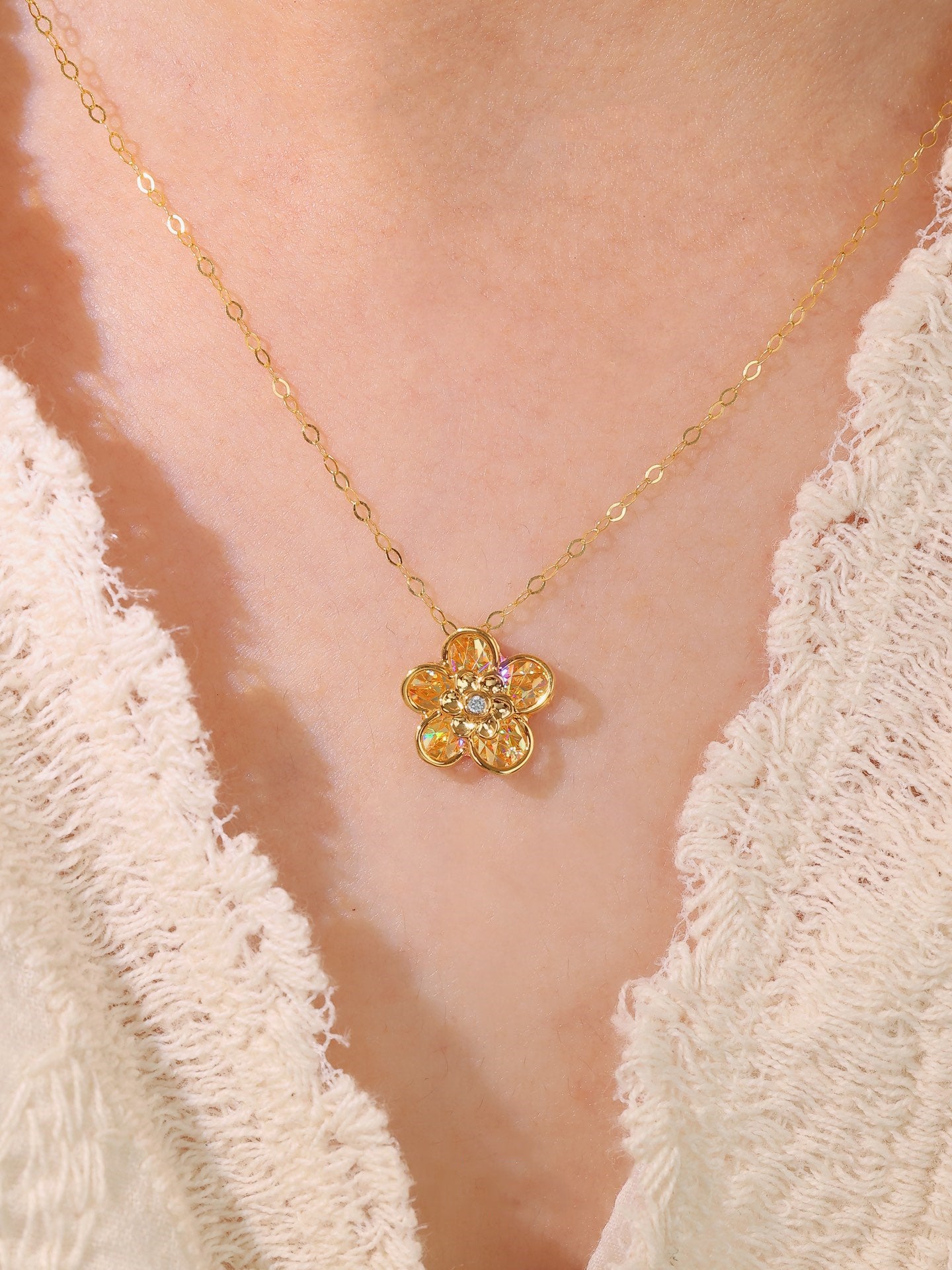 18k Gold Flower Necklace with Diamond