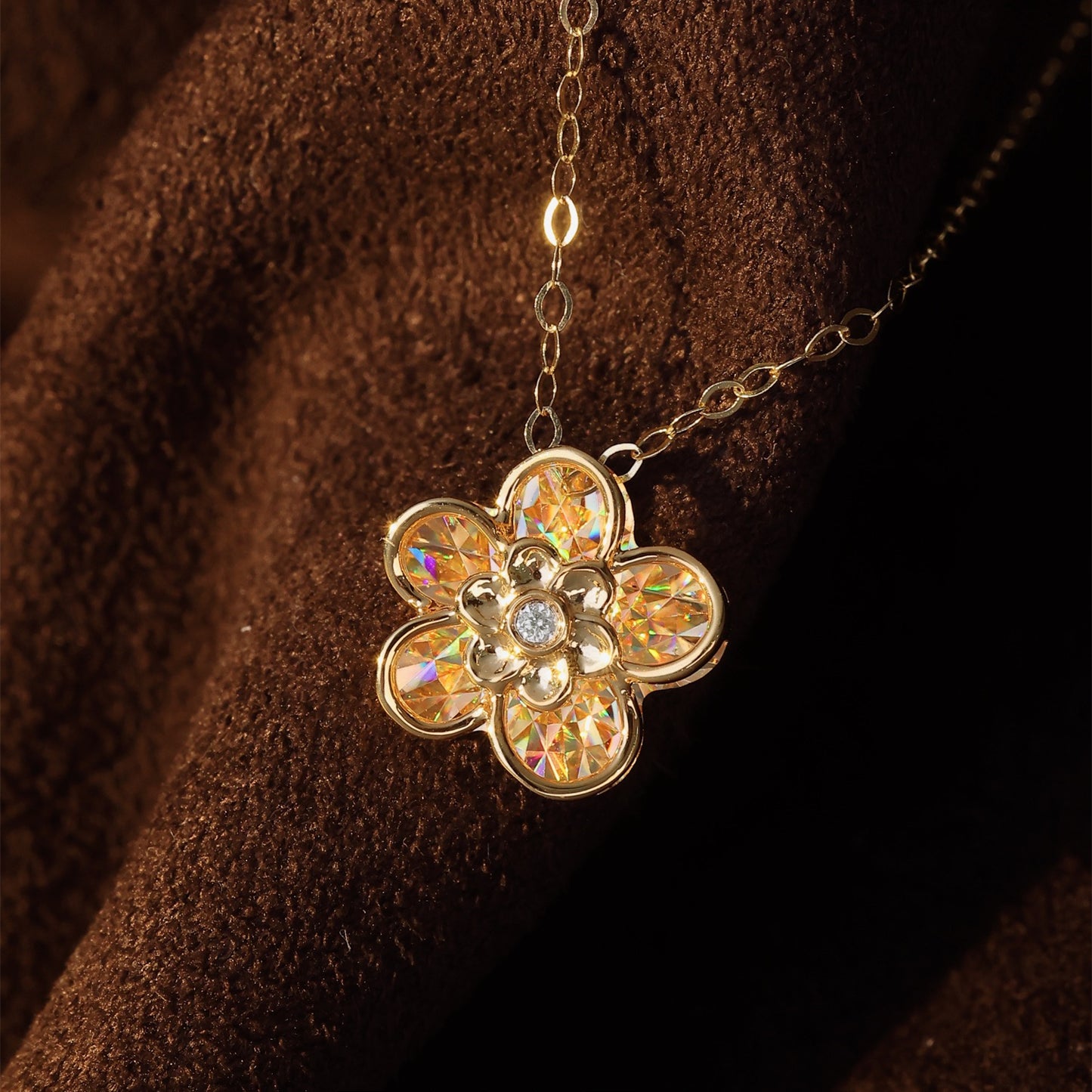 18k Gold Flower Necklace with Diamond