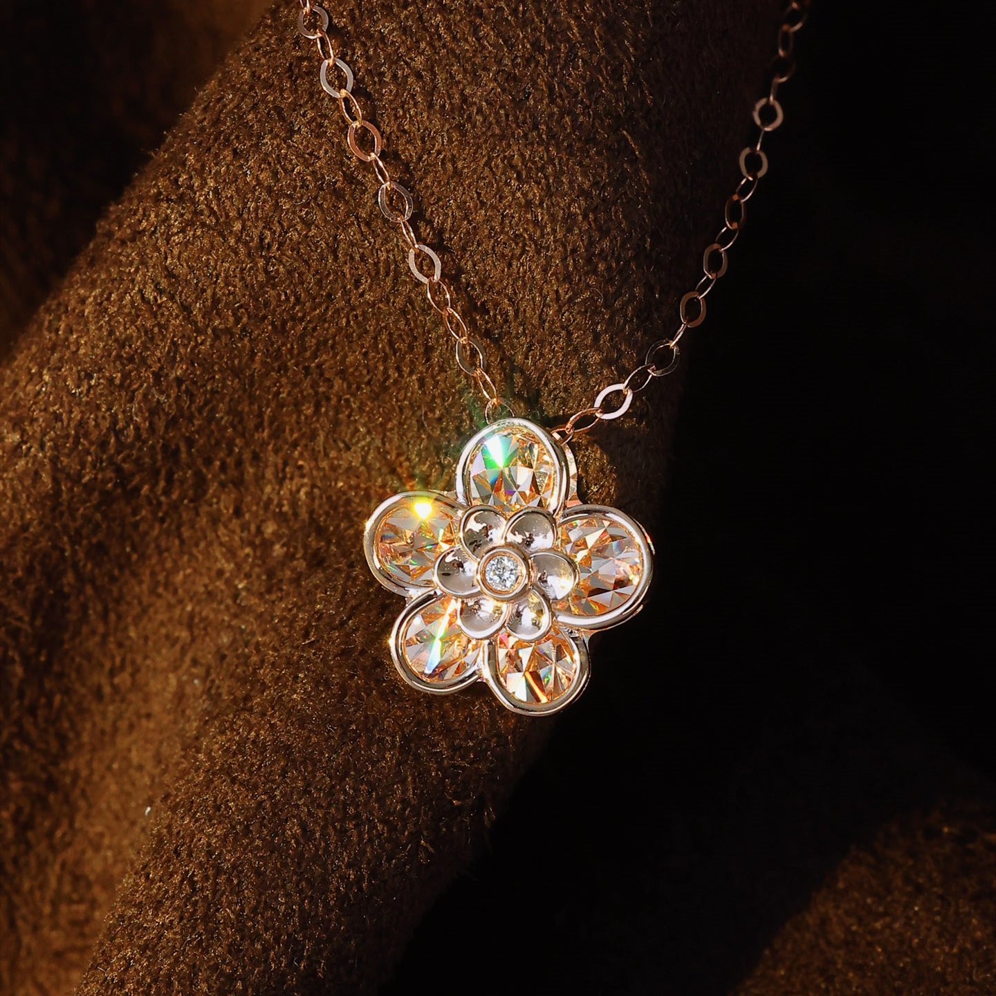 18k Gold Flower Necklace with Diamond