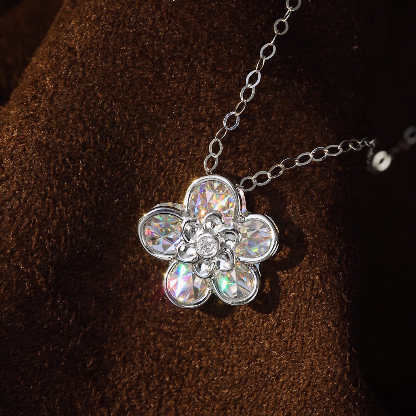 18k Gold Flower Necklace with Diamond