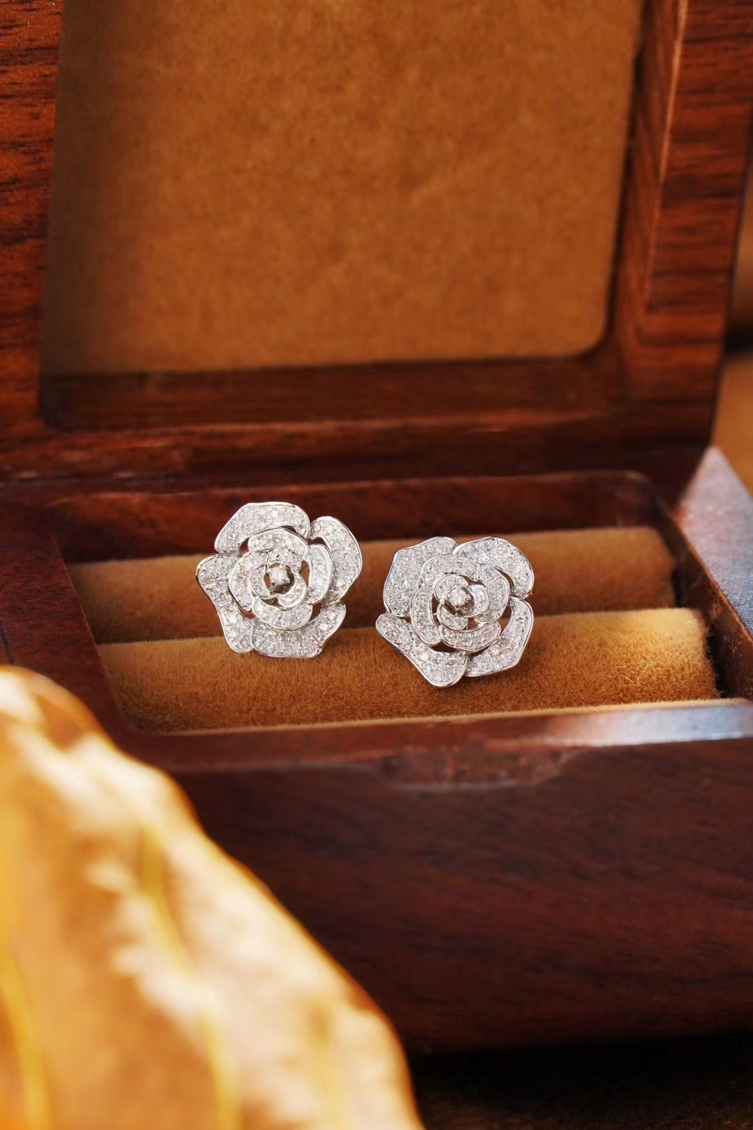 18K Gold Flower Earstuds with Diamonds