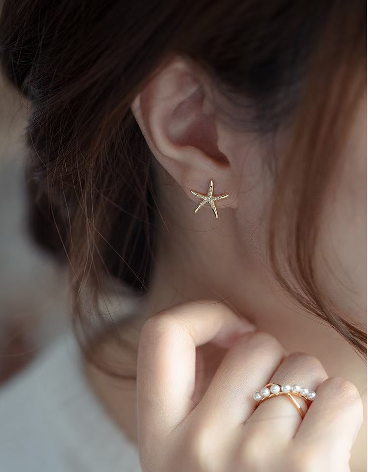 18k Gold Starfish-Shaped Ear Studs with Diamonds