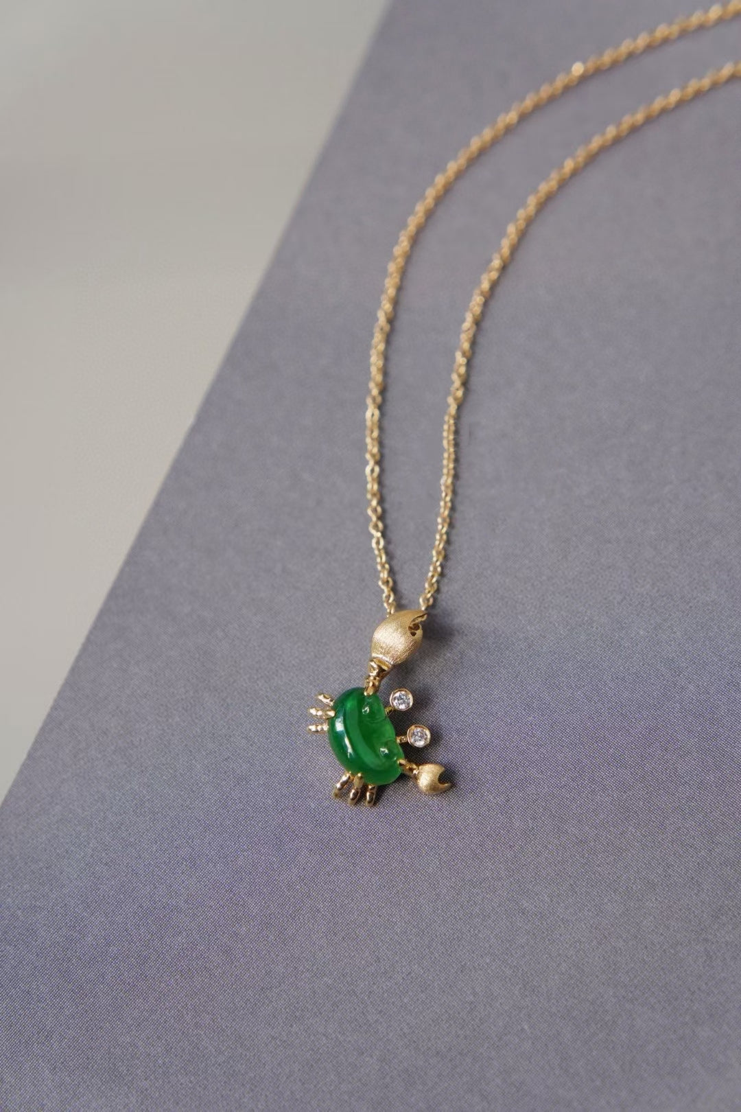 18k Gold Necklace with Jade, Gold and Diamond Crab