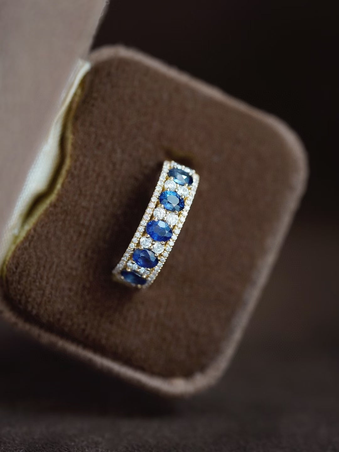 18k Gold Ring with Diamonds and Sapphires