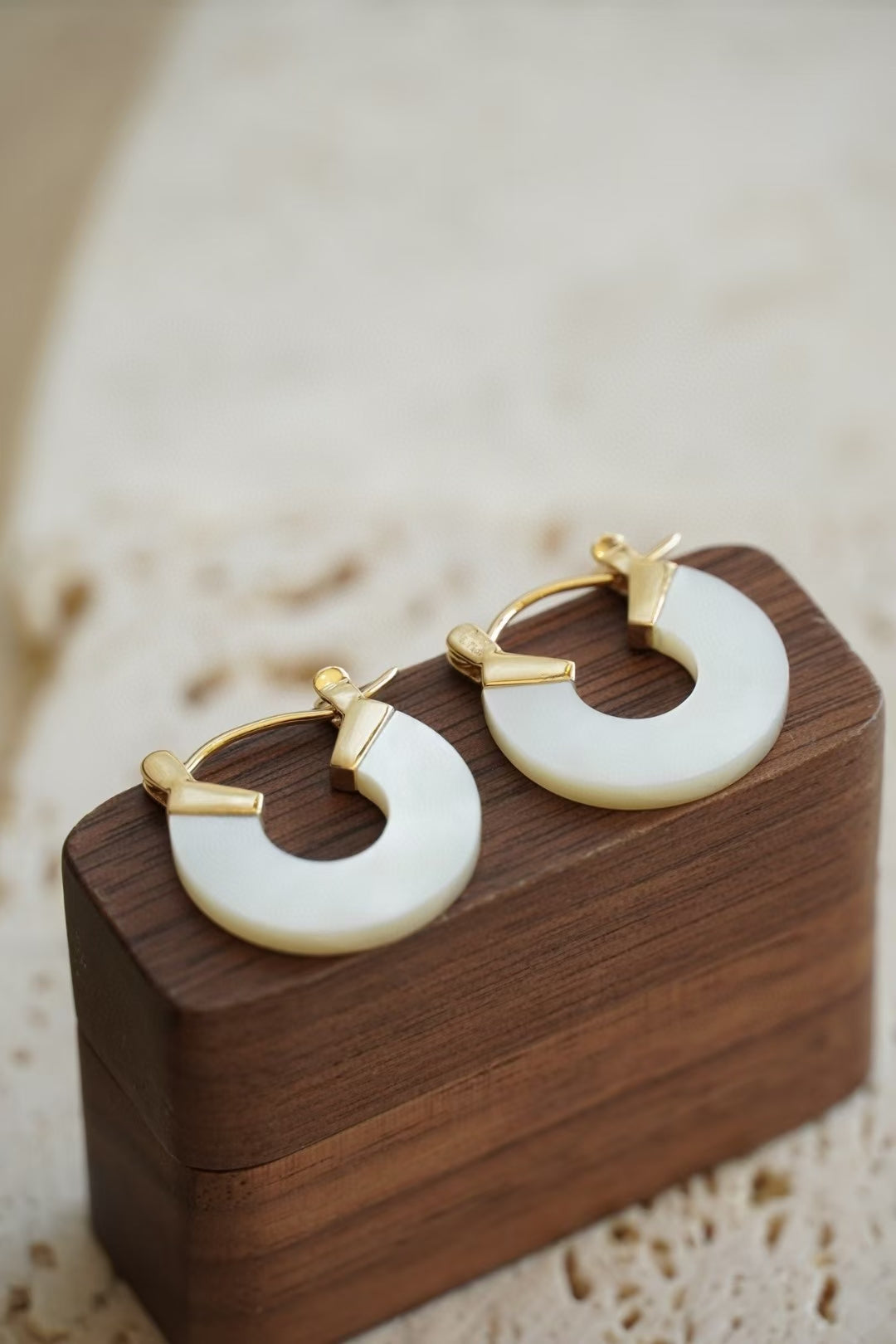 18k Gold and Agate Hoop Earrings