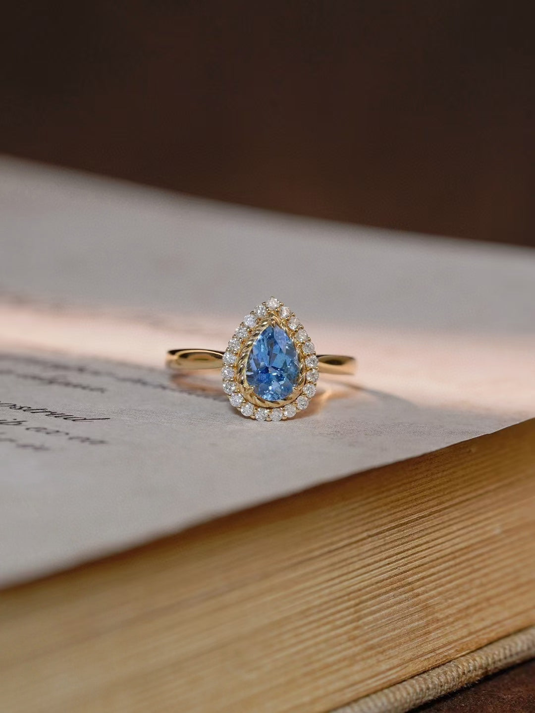 18k Gold Pear-Cut Ring with Natural Aquamarine and Diamonds