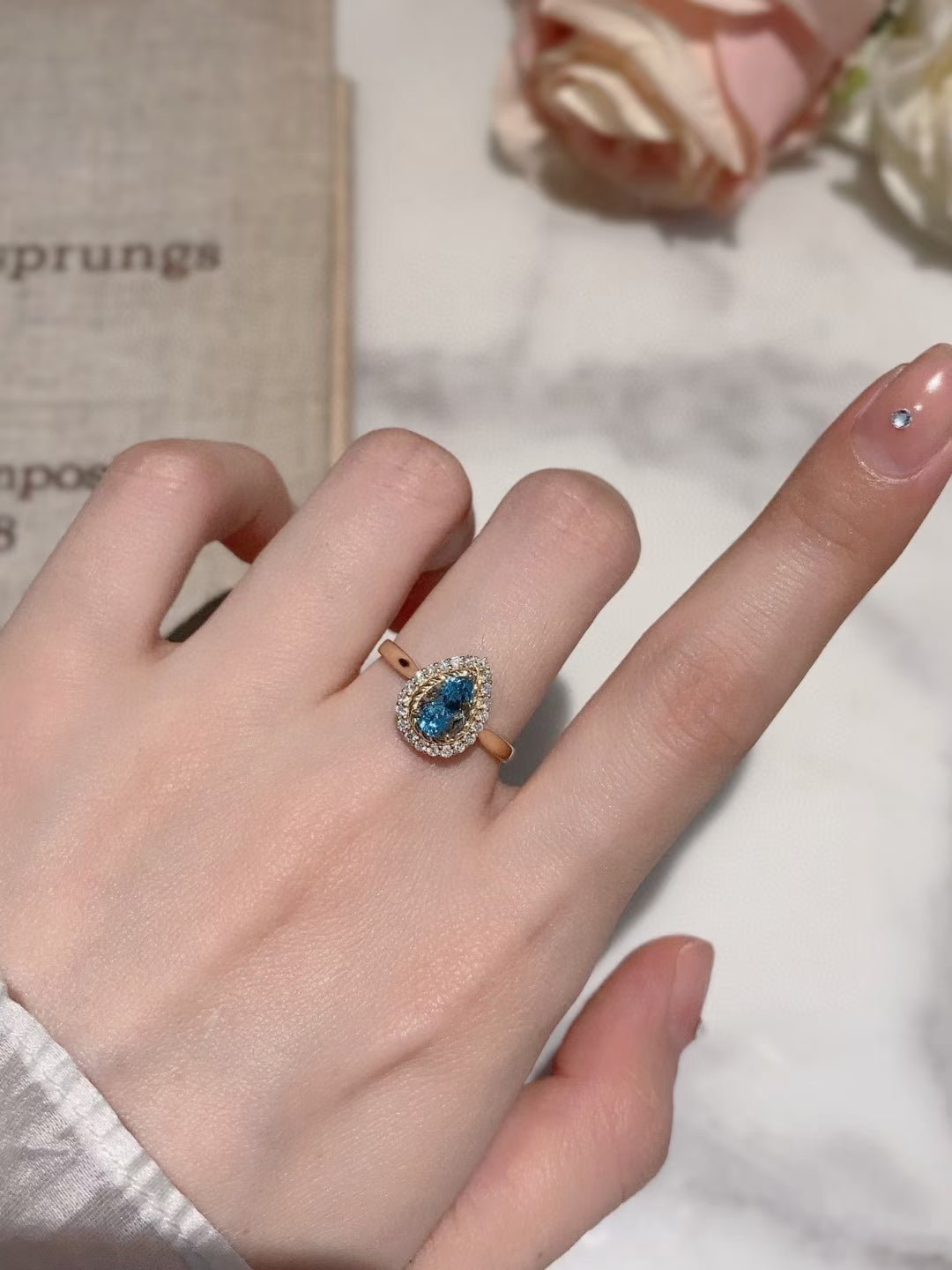 18k Gold Pear-Cut Ring with Natural Aquamarine and Diamonds